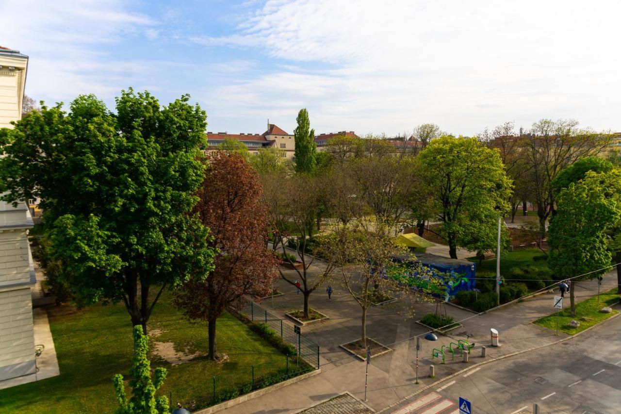 Moonlight Apartment With Porch Near Schoenbrunn And Westbahnhof Wina Bagian luar foto