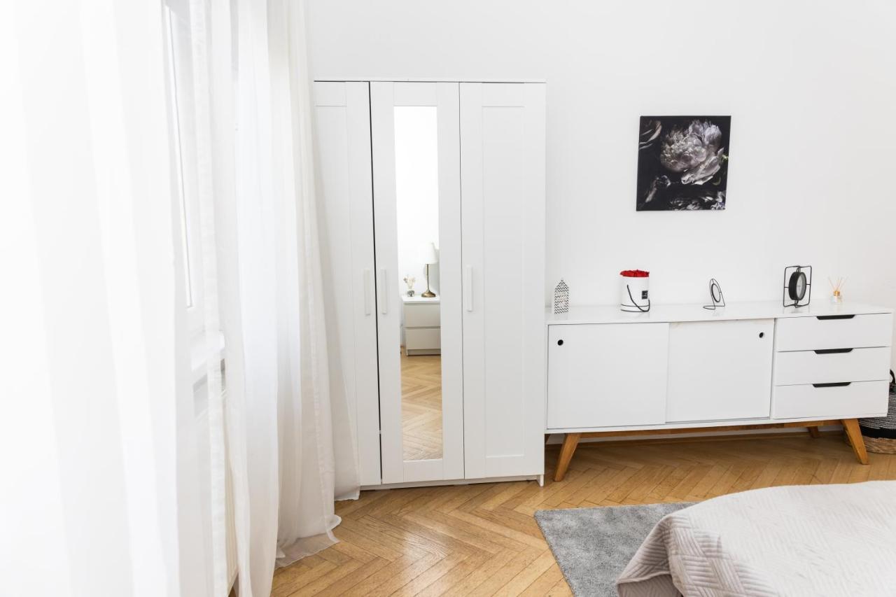 Moonlight Apartment With Porch Near Schoenbrunn And Westbahnhof Wina Bagian luar foto