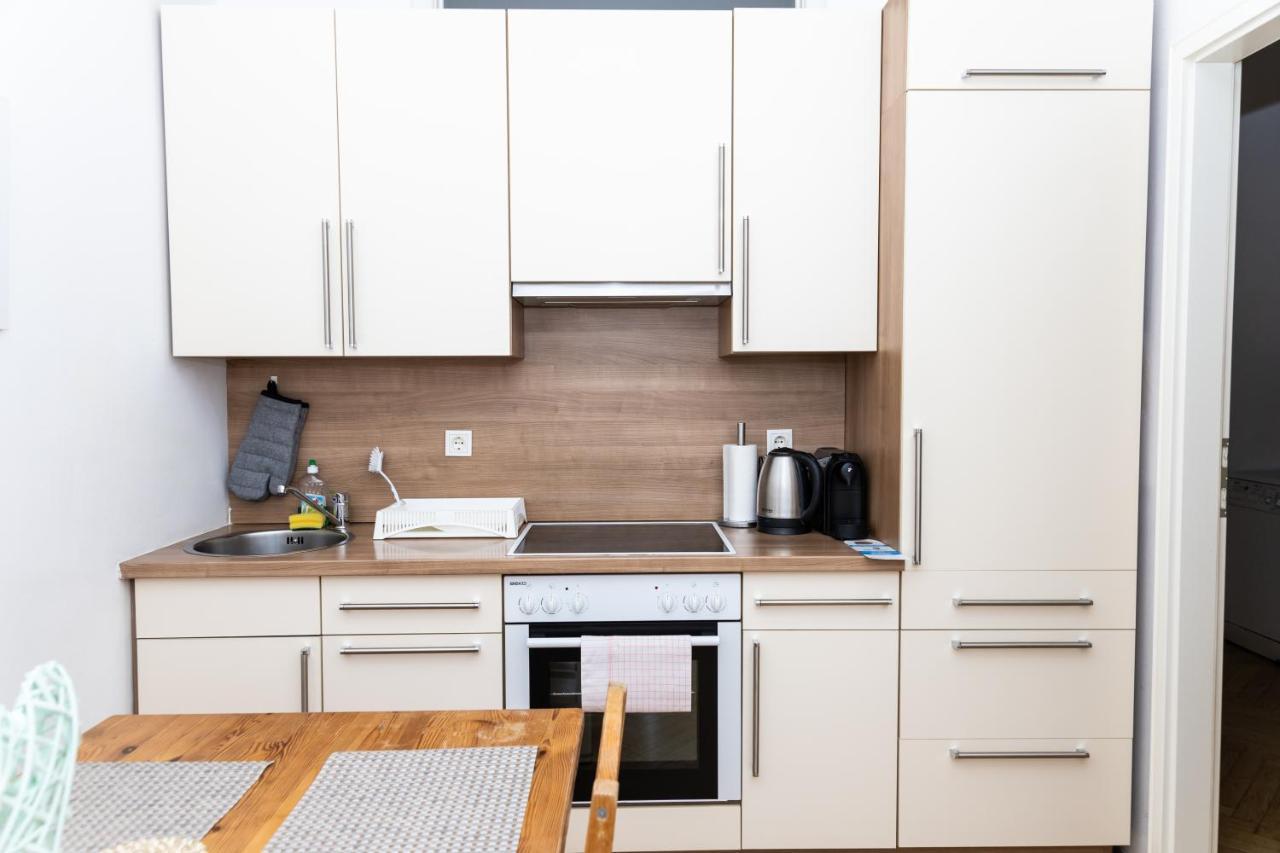 Moonlight Apartment With Porch Near Schoenbrunn And Westbahnhof Wina Bagian luar foto