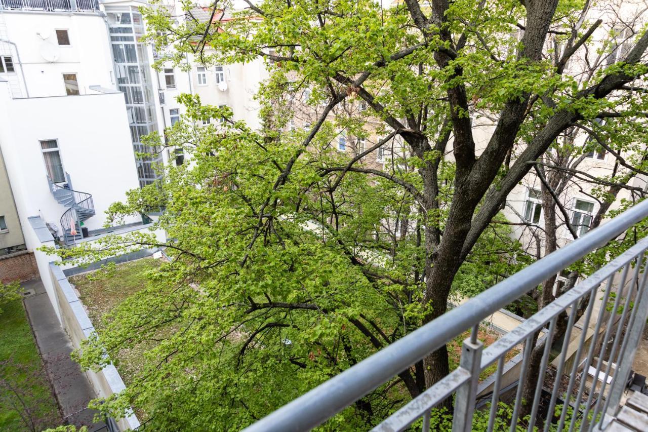 Moonlight Apartment With Porch Near Schoenbrunn And Westbahnhof Wina Bagian luar foto